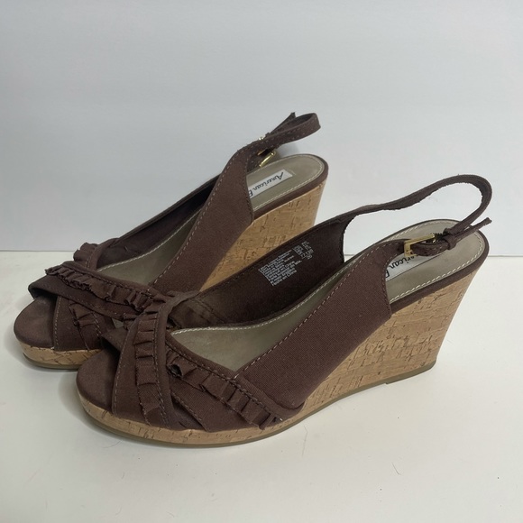 American Eagle Brown Wedge Sandal Heels Size 9 Women’s With Ruffles - Picture 1 of 8